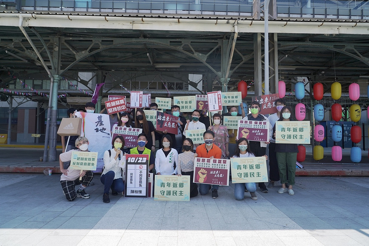 台灣青年基金會在台中火車站前發起「青年返鄉守護民主」活動，力挺立委陳柏惟。 台灣青年基金會/提供