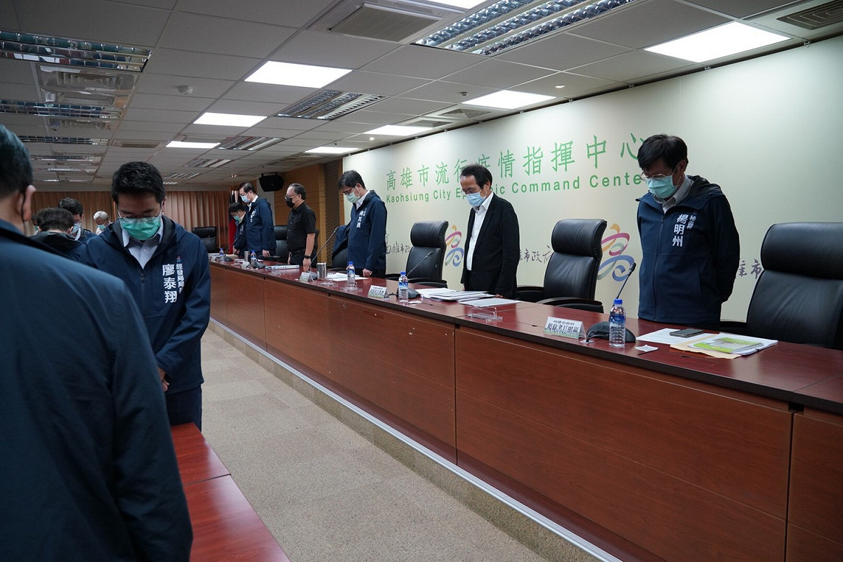 陳其邁(右三)率團隊為城中城罹難者默哀。 圖：高雄市政府提供