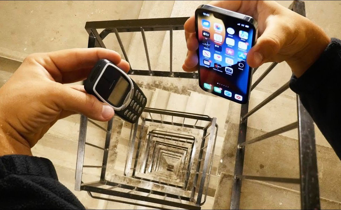 知名國際影音平台YouTube出現一段測試影片，是以最新型號的「iPhone 13 Pro」與被稱為防摔耐用神機的「Nokia 3310」做比較，2支手機從20樓高度墜下。 圖：截取YouTube/TechRax頻道畫面