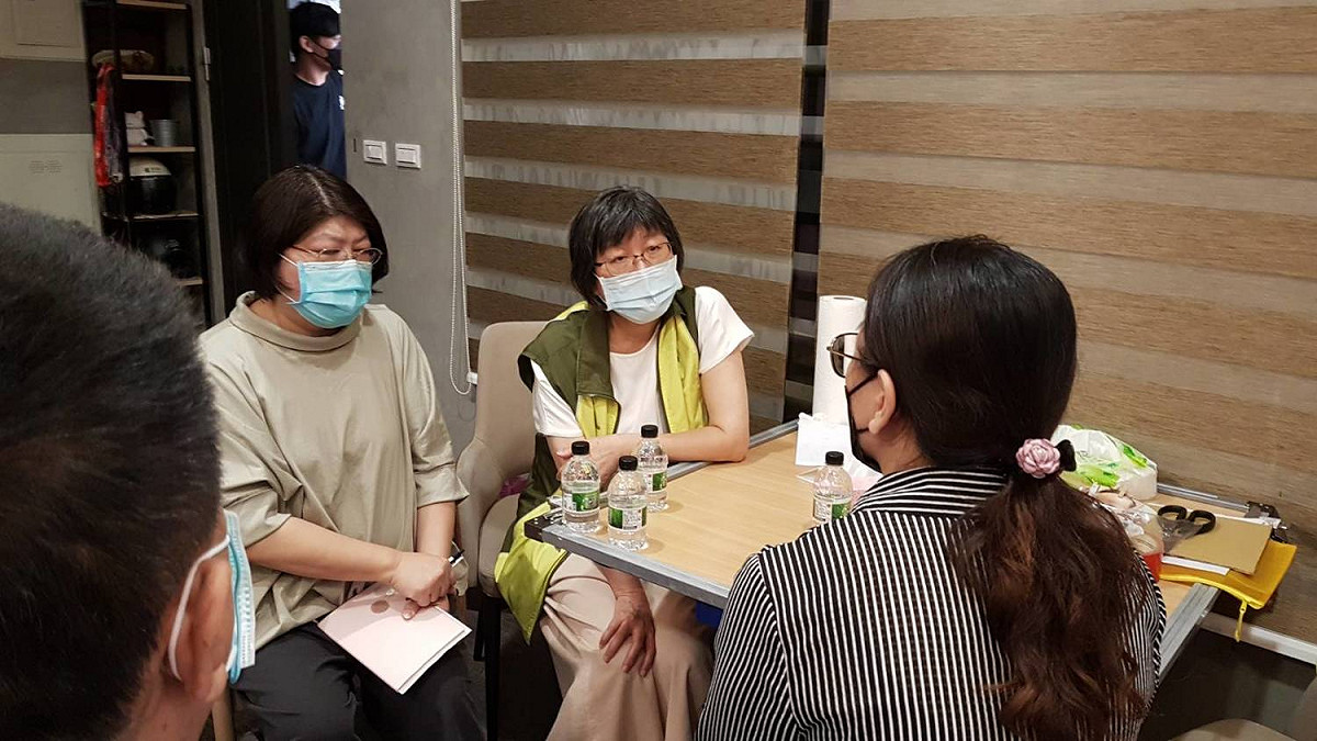 高市社會局副局長葉玉如(右二)探訪女嬰家屬。（資料照） 圖：高市社會局提供