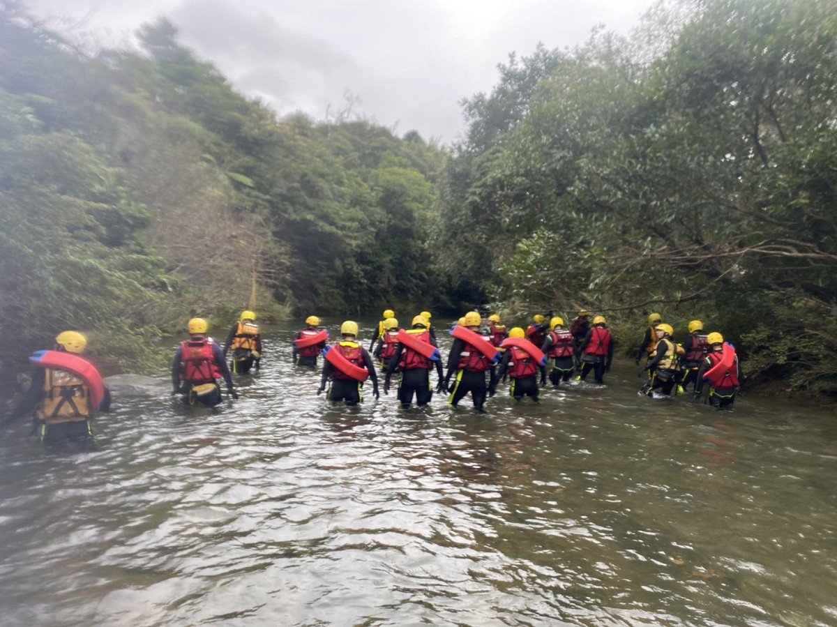 虎豹潭意外，因學童未滿15歲，其投保的意外險或旅平險只能退還部分所繳保險費，引發爭議。 圖：新北市消防局／提供