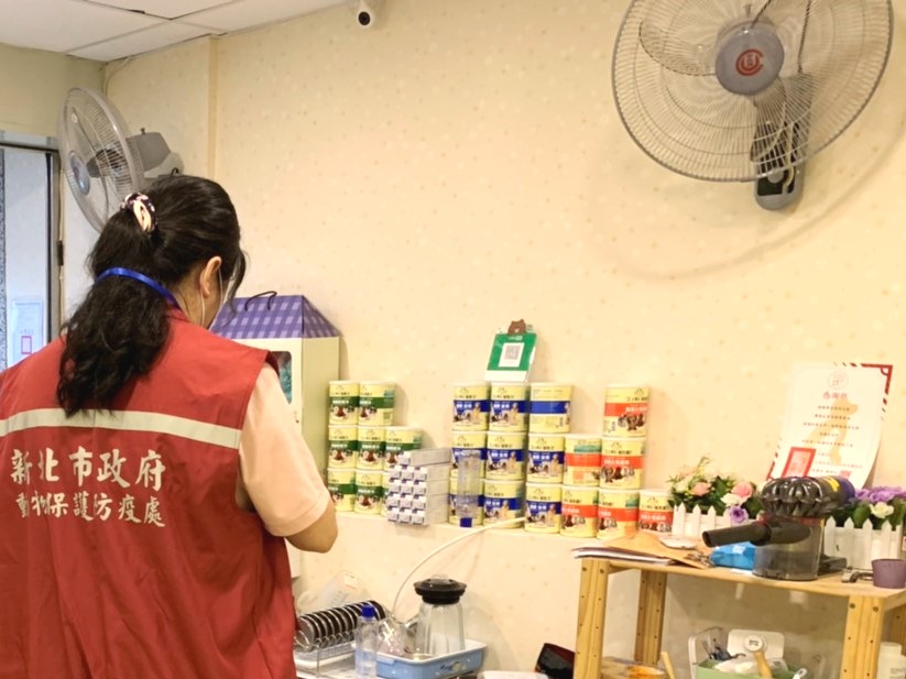 動保處人員不定期前往實體店家稽查。 圖：新北市動保處提供