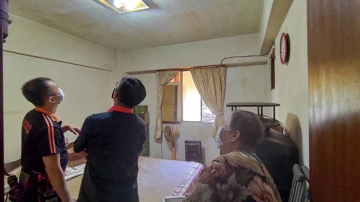 特力屋股份有限公司林口中山分公司勘查獨老家中居住環境。 圖：林口區公所提供