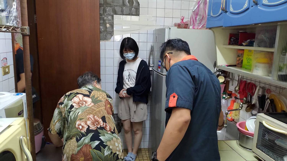 針對家中未固定的櫥櫃加強固定避免家具倒落。 圖：林口區公所提供