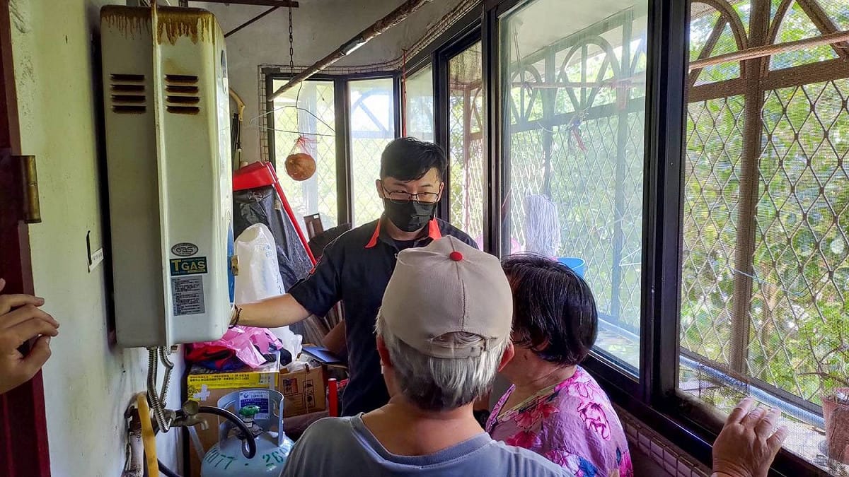 針對獨老家中熱水器的安全進行評估。 圖：林口區公所提供