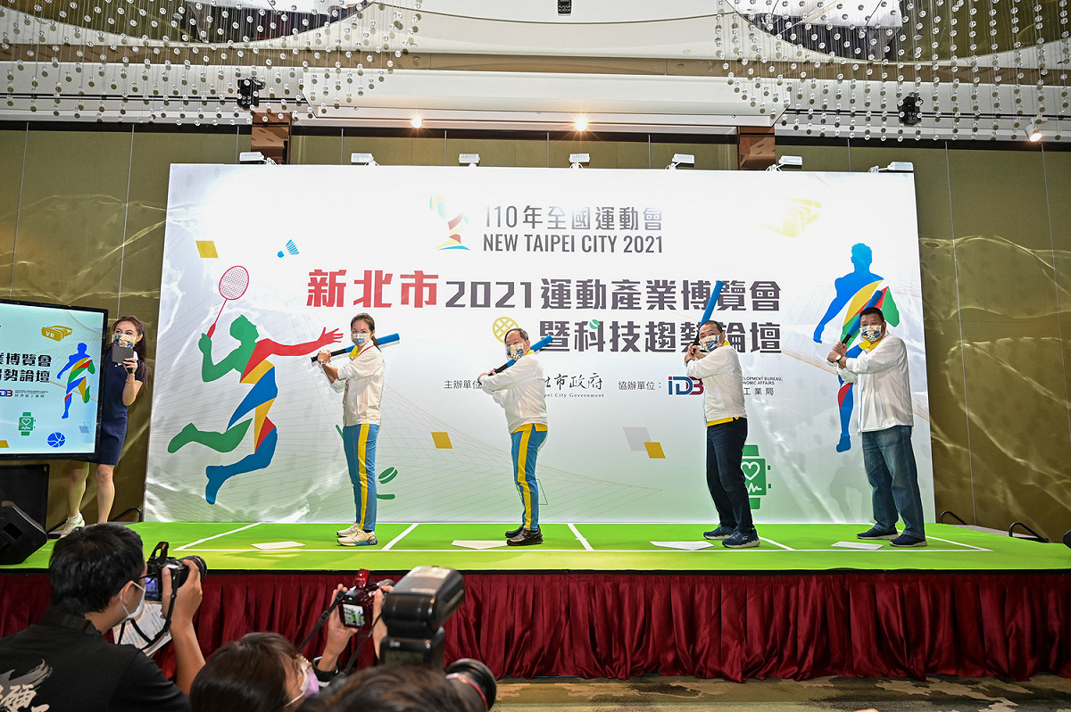 新北市運動產業博覽會開幕儀式(左起新北市議員洪佳君、經濟部工業局主任秘書周崇斌、新北市長侯友宜、新北市議員蔡明堂)。 圖：新北市經發局提供