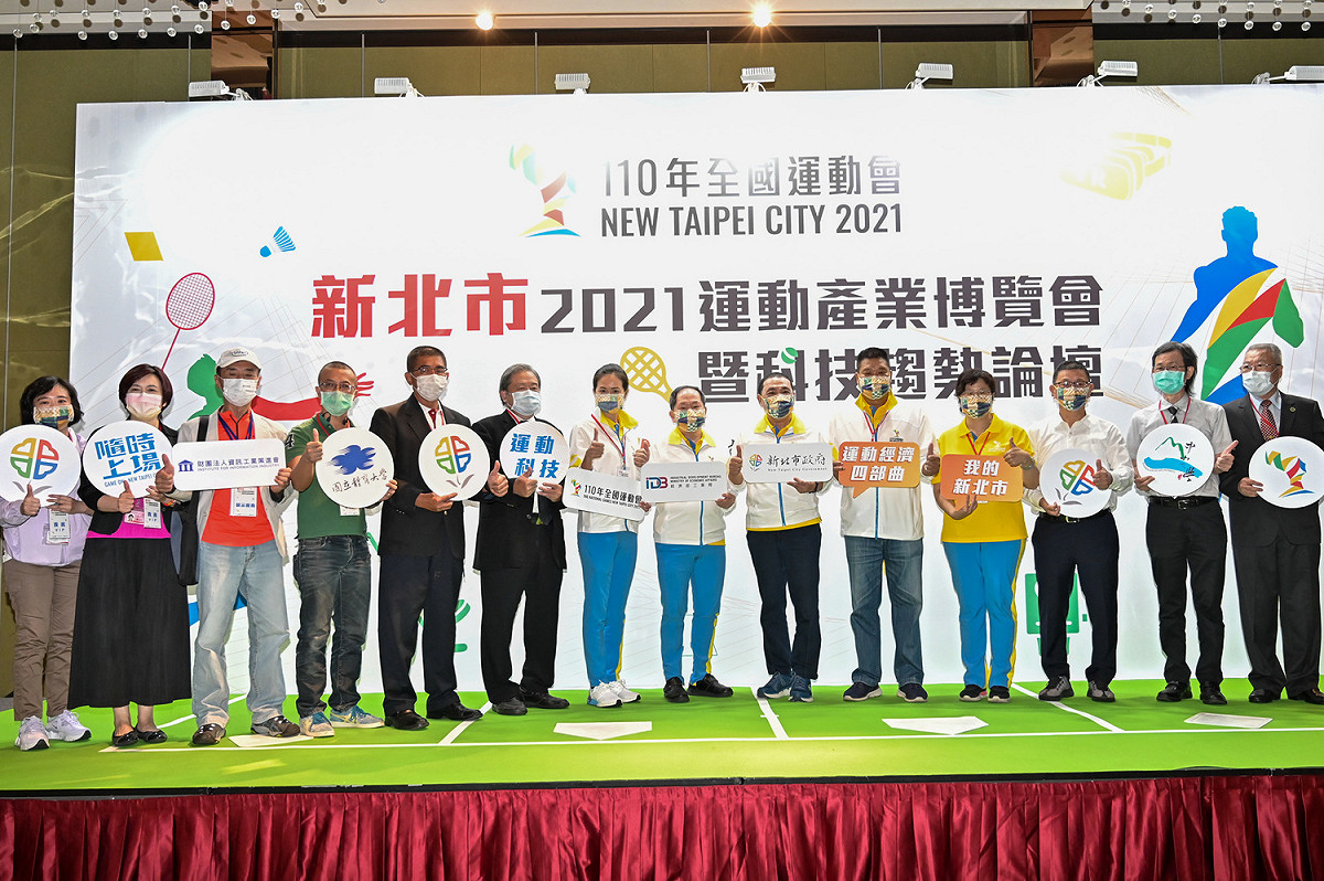 新北市運動產業博覽會開幕儀式(左7起新北市議員洪佳君、經濟部工業局主任秘書周崇斌、新北市長侯友宜、新北市議員蔡明堂、經發局長何怡明)。 圖：新北市經發局提供