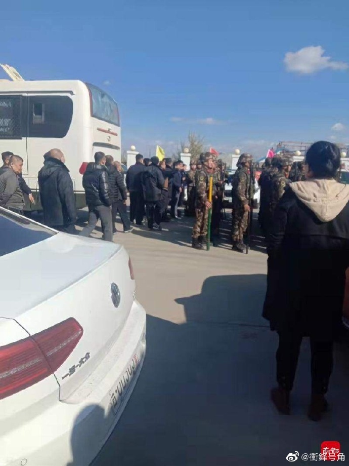 為了圍捕越獄的脫北者朱賢健，中國出動大批軍警在各個路口搜查。 圖：翻攝自中國衝鋒號角微博