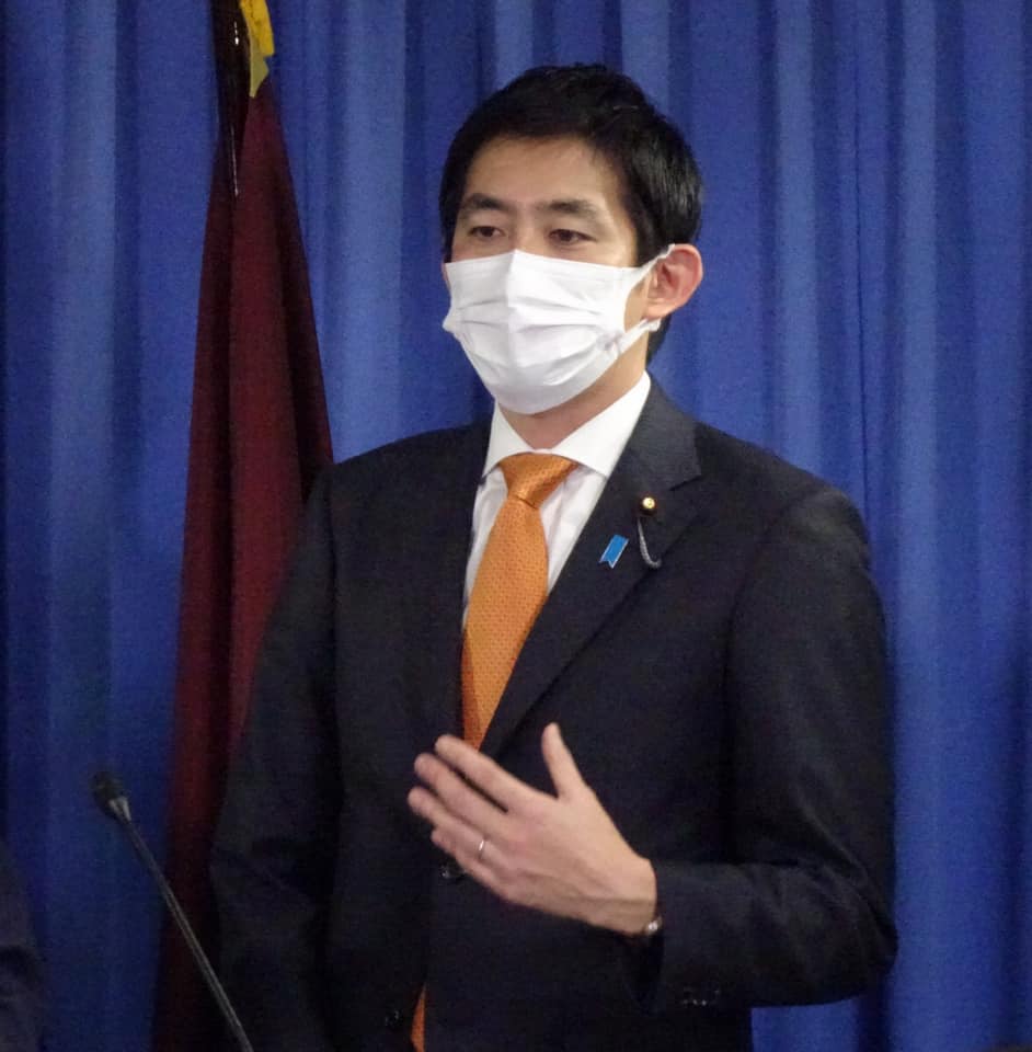 日本「經濟安保省」首任大臣小林鷹之表示，說服台積電在日本興建晶圓廠，是日本復興半導體產業的起步。 圖：取自小林鷹之臉書（資料照）