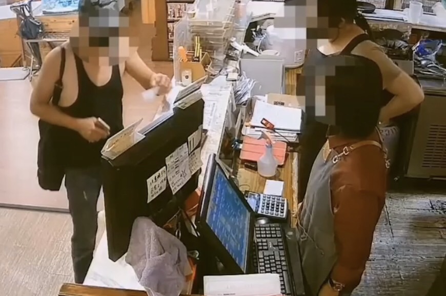 蔡嫌(左)持偽造五倍券消費。 圖：高市警新興分局提供