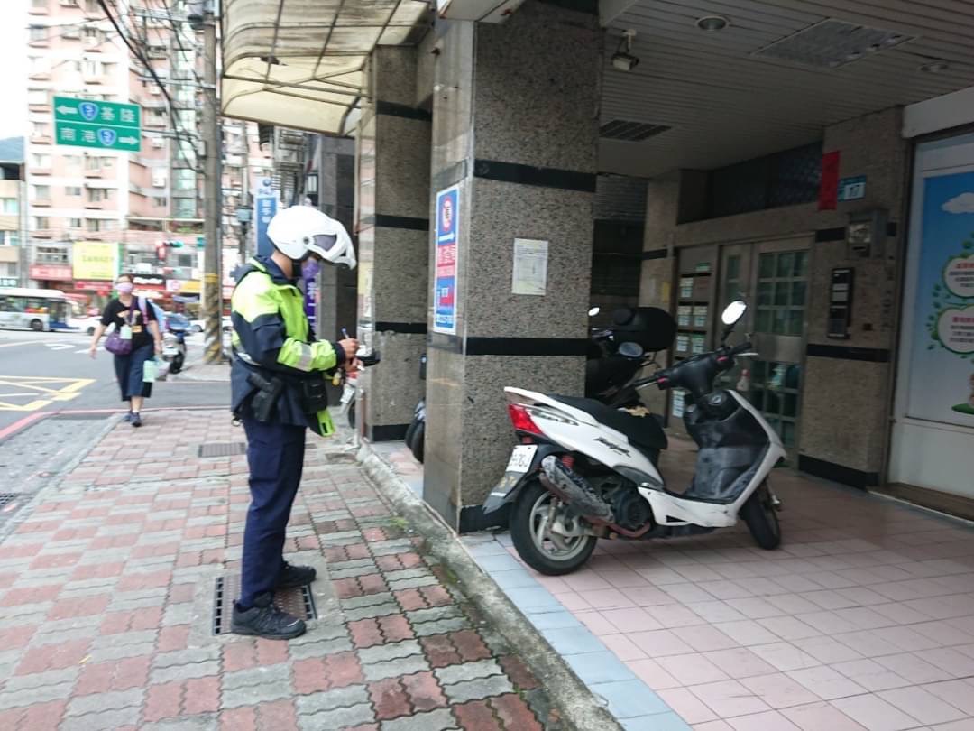新北警方實施為期7日機車退出騎樓稽查專案，民眾若在退出騎樓路段停放車輛，可處新台幣600元至1200元不等罰鍰。 圖：新北市交通大隊/提供