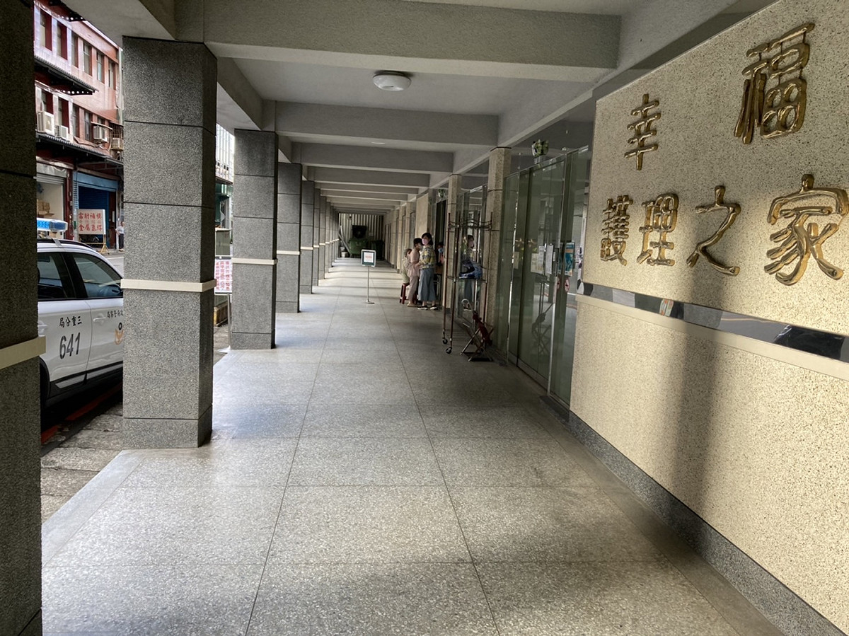 新北市政府針對護理之家、老人長照中心、托嬰中心等避難弱勢場所，納入實施機車退出騎樓重點場域。 圖：新北市交通大隊/提供