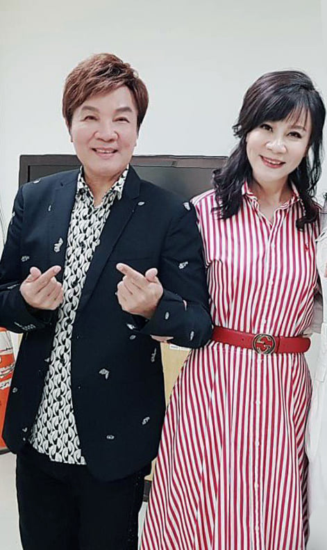 龍千玉在臉書貼出與高向鵬的合照並喊話「我們有相約要唱到80歲喔」。 圖：翻攝自龍千玉臉書