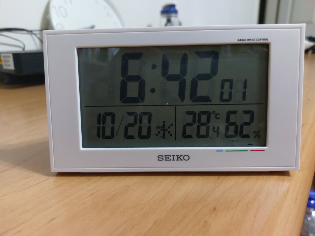 心理醫師沈政男在臉書分享日本製的鬧鐘，因電波對時功能鬧出的趣事。 圖 : 翻攝自沈政男臉書