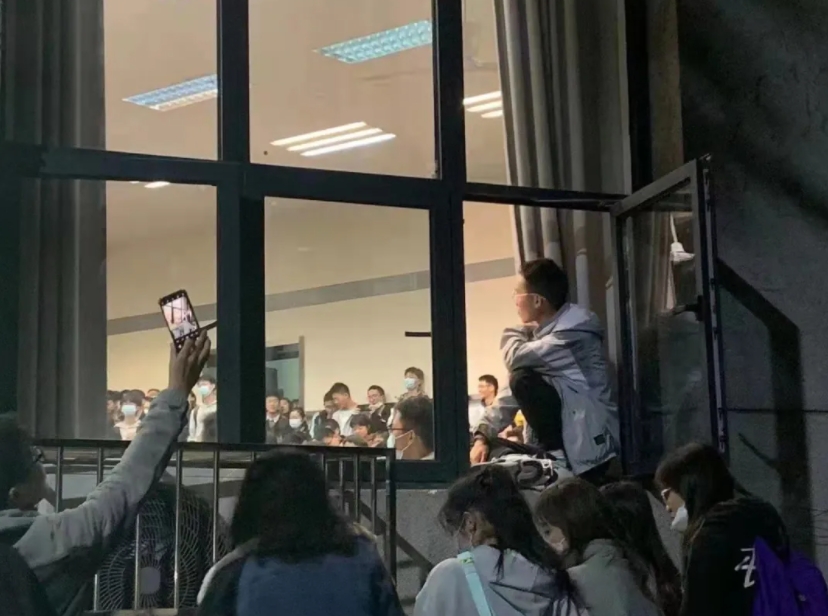 還有學生不惜坐在窗邊，也要旁聽這堂課。 圖：翻攝自武漢大學微信公眾
