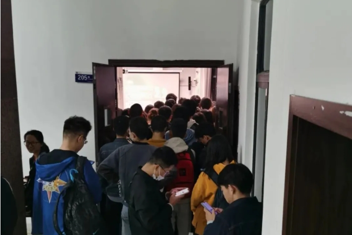 吸引學生們去聽的就是這堂「戀愛心理學」講座。 圖：翻攝自武漢大學微信公眾