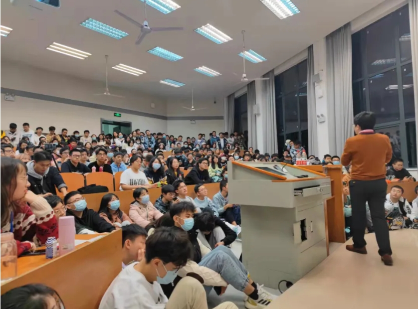 「戀愛心理學」講座現場座無虛席。 圖：翻攝自武漢大學微信公眾