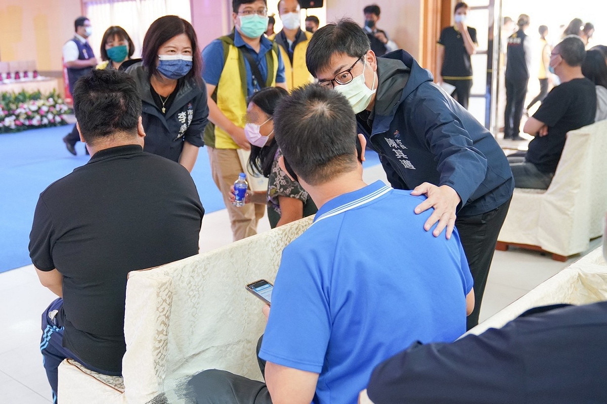 陳其邁(右)向罹難者家屬表達慰問。 圖：高雄市政府提供