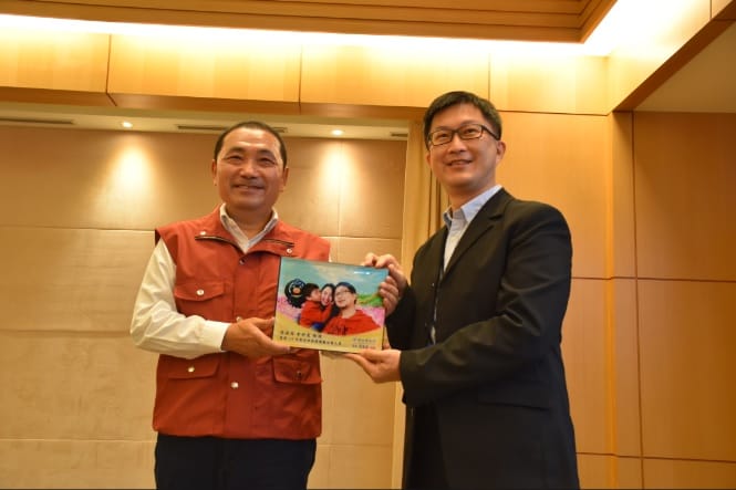 侯友宜(圖左)於今（20）日市政會議親自頒獎並表揚23位模範公務人員，圖右為獲獎人之一民政局科長李明鴻。 圖：新北市人事處提供