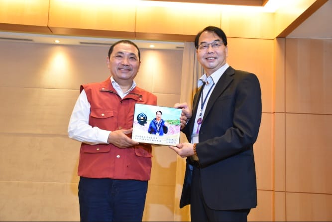 侯友宜於(圖左)今（20）日市政會議親自頒獎並表揚23位模範公務人員，圖右為獲獎人之一環保局科長李長奎。 圖：新北市人事處提供