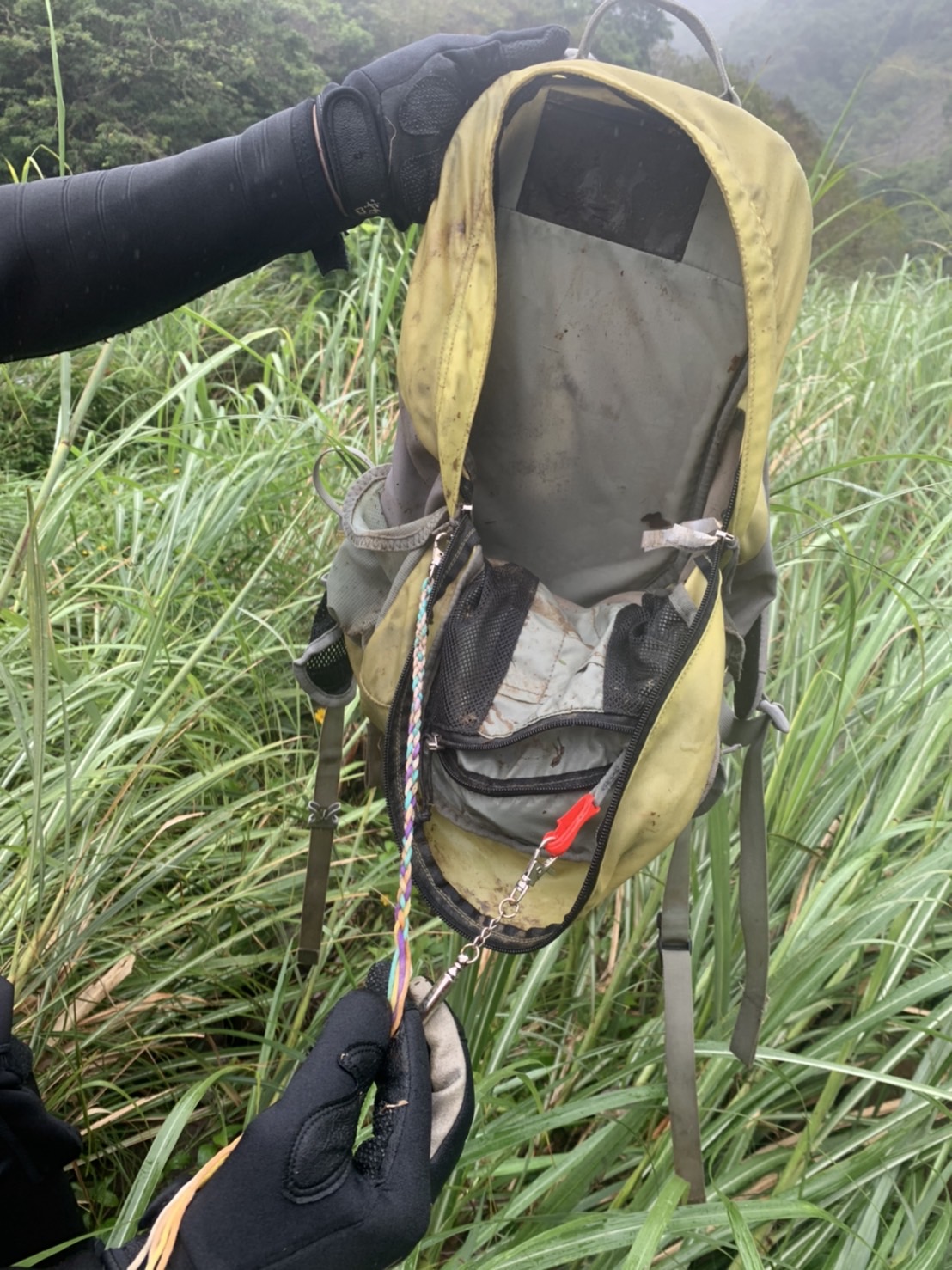 今早８時許搜索人員先尋獲陳姓女童的背包，隔１個小時後，在附近再找到陳姓女童遺體。 圖：新北市消防局／提供