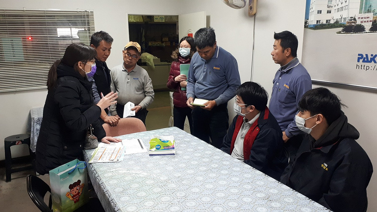 市地重劃，新北就業服務處進行企業訪視，向勞工說明交通、搬遷、租屋補助及各項協助。 圖：新北市勞工局提供