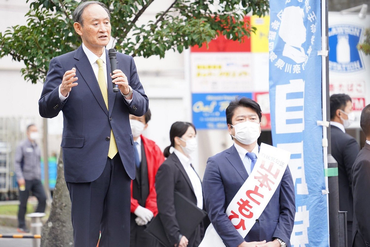 菅義偉與岡本英子對決，被外界視為自民黨VS在野黨聯合的象徵。 圖 : 翻攝菅義偉推特