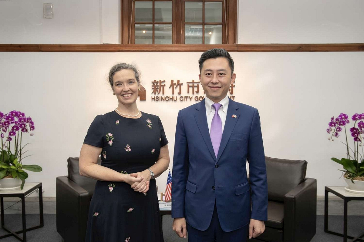 美國在台協會（AIT）處長孫曉雅（Sandra Oudkirk）(左)今（20）日拜會新竹市長林智堅（右）。 圖：新竹市政府／提供