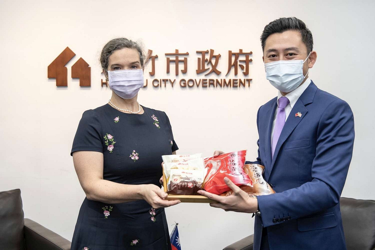 林智堅致贈孫曉雅（Sandra Oudkirk）新竹米粉、貢丸。 圖：新竹市政府／提供