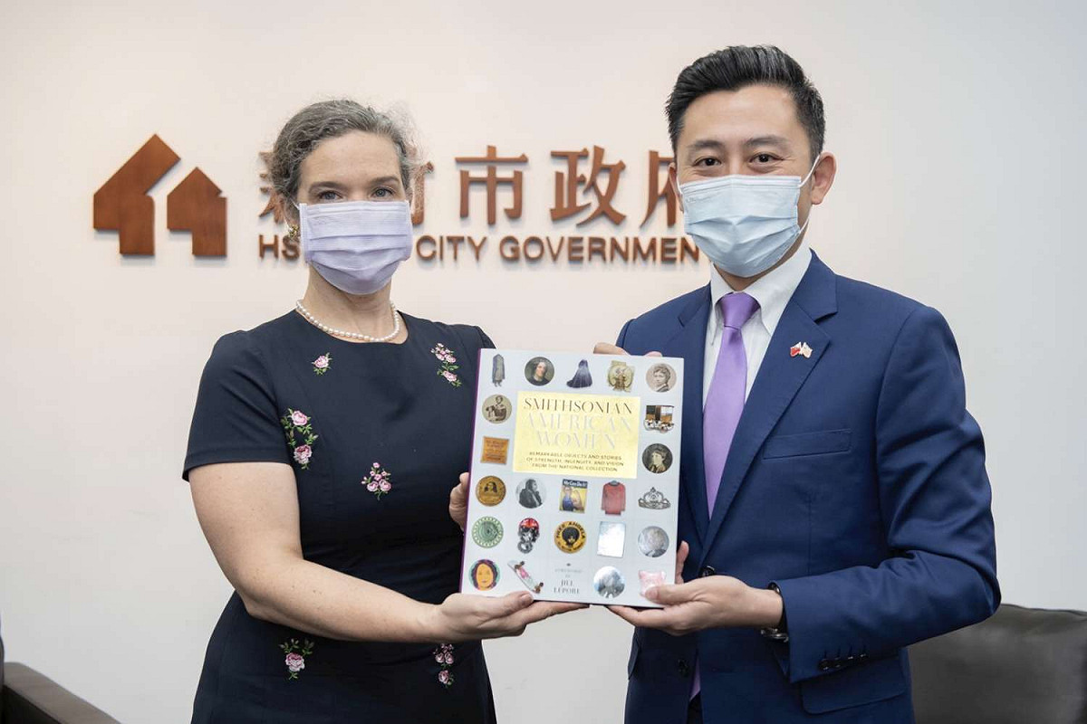 孫曉雅（Sandra Oudkirk）回贈書籍給林智堅。 圖：新竹市政府／提供