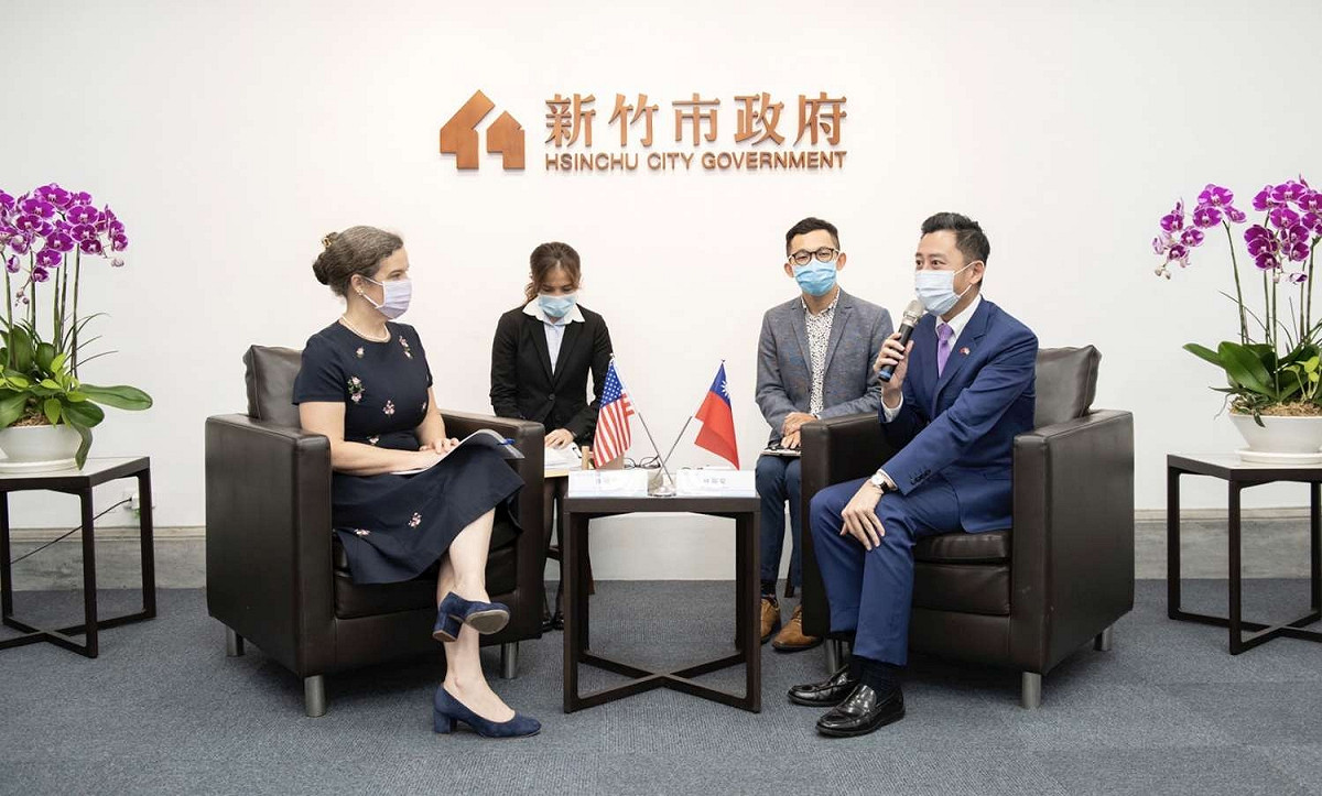 美國在台協會（AIT）處長孫曉雅（Sandra Oudkirk）(左)今拜會新竹市長林智堅。 圖：新竹市政府／提供
