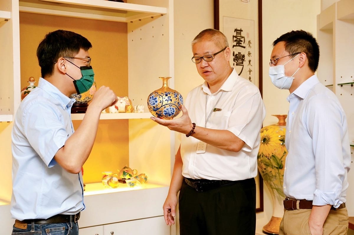 鶯歌農會藝術館館長沈建中，和卓冠廷、趙怡翔分享農會近幾年對於鶯歌陶瓷產業的支持。 圖：卓冠廷辦公室提供