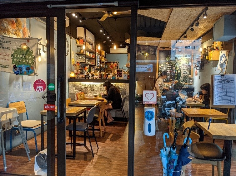 新北市有82間店家貼有寵物友善識別標誌，都能攜帶毛寶貝放心入內消費。 圖：新北市動保處提供