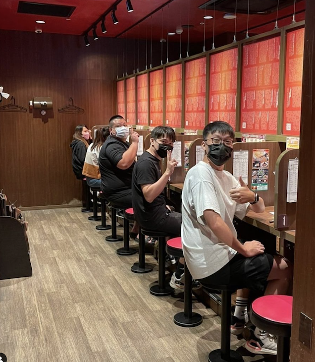 大蛇丸曬出與助理及胡椒外出用餐的合照。 圖：翻攝IG/大蛇丸
