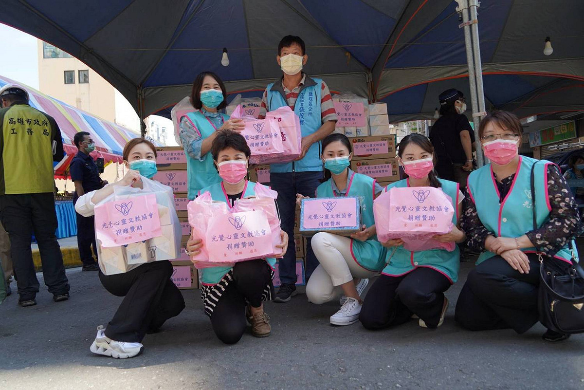 光覺心靈文教協會發放愛心西點餐盒，由鹽埕區公所轉交受災戶。 圖：光覺心靈文教協會提供