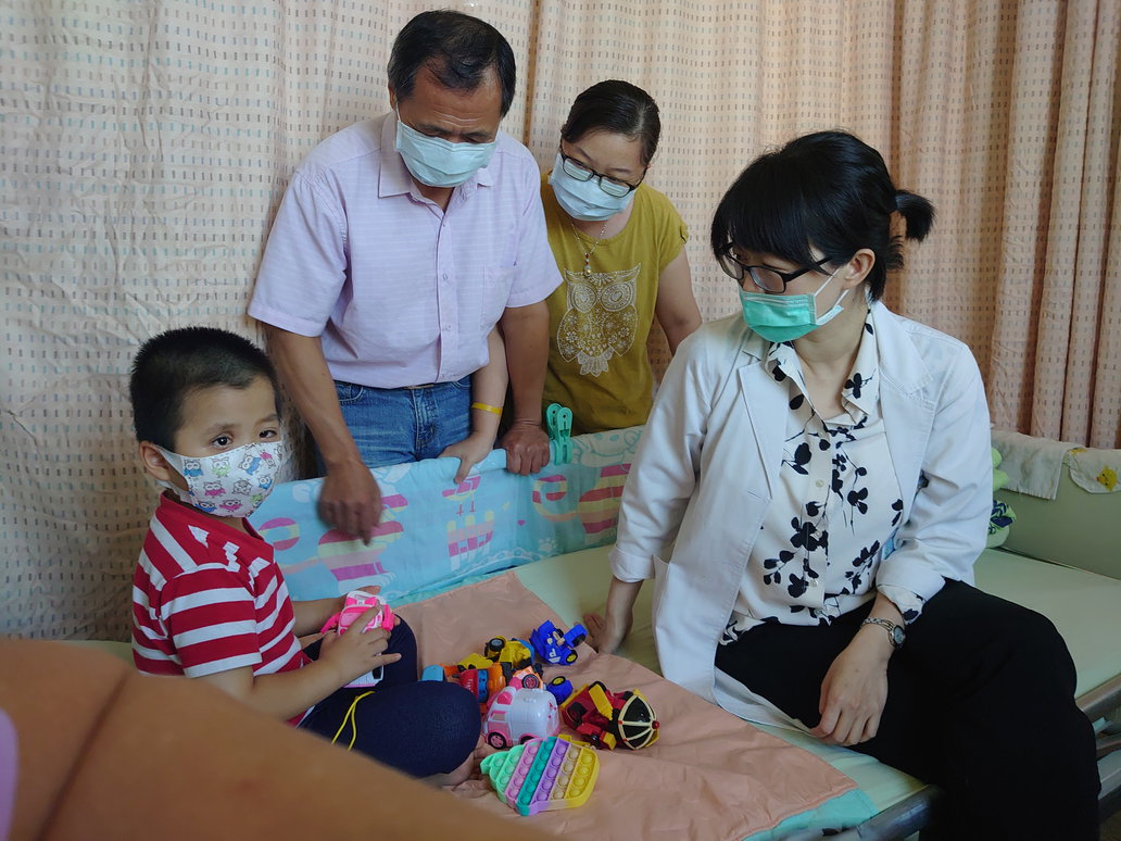 4歲多的張小弟(左一)將赴美治療眼癌。 圖：高醫公關室提供