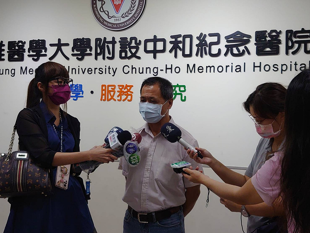 張爸爸(中)為張小弟耗盡家當。 圖：高醫公關室提供