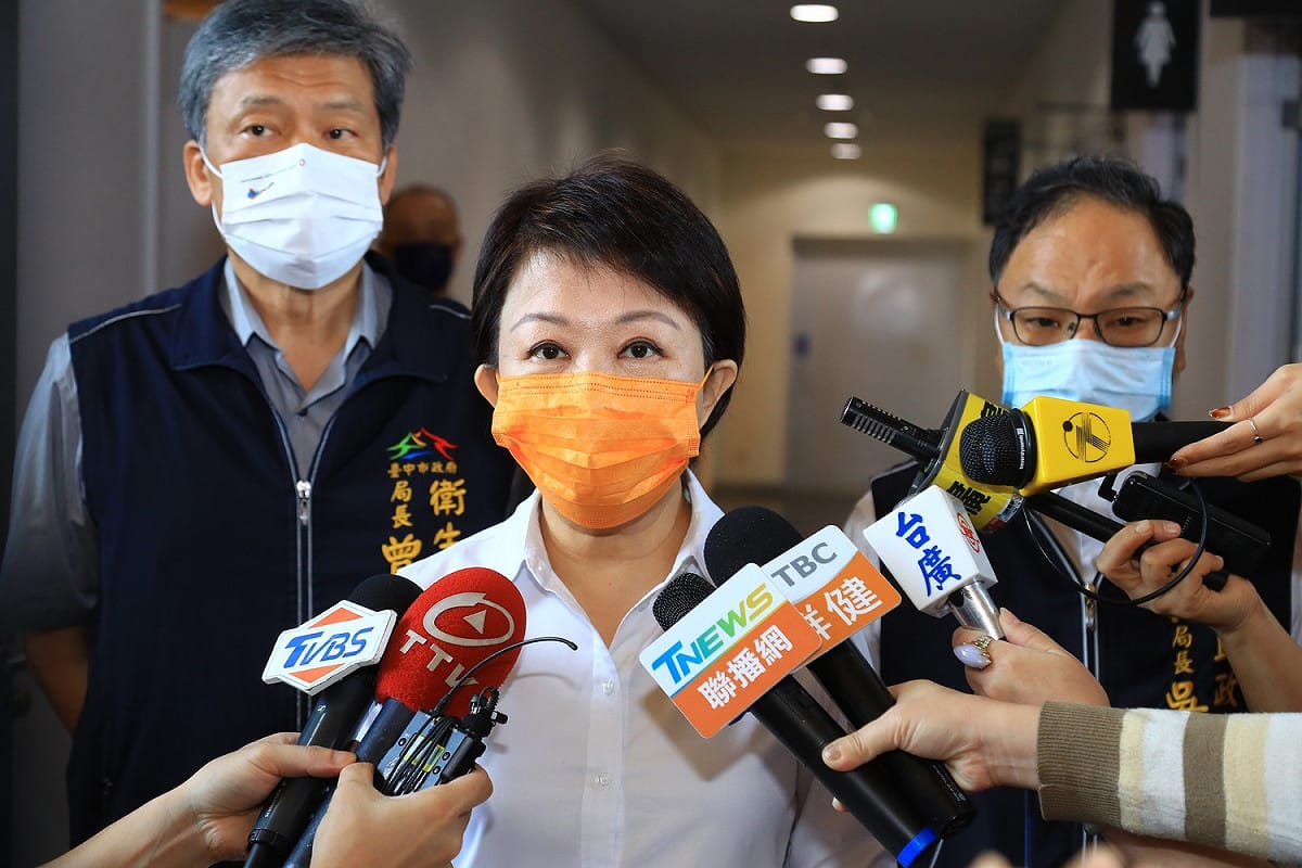 台中市長盧秀燕強調，市府針對55-64歲中受影響約3604人，將造冊安排至快打站施打。 台中市政府/提供