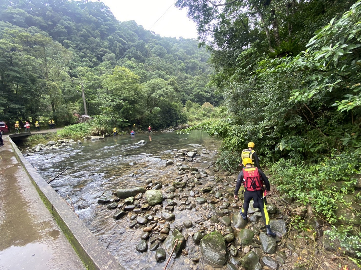 岸巡人員特別加強草叢、樹叢、泥濘區搜索 圖：新北市消防局／提供