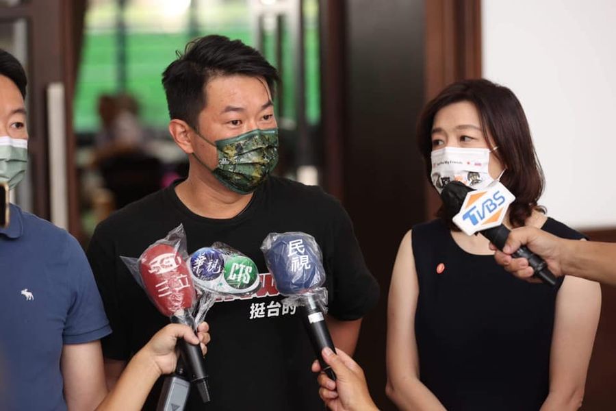 林靜儀在中台灣教授後援會中，說要穿防彈背心才能來台中選舉選區投罷免票。 圖 : 翻攝林靜儀臉書