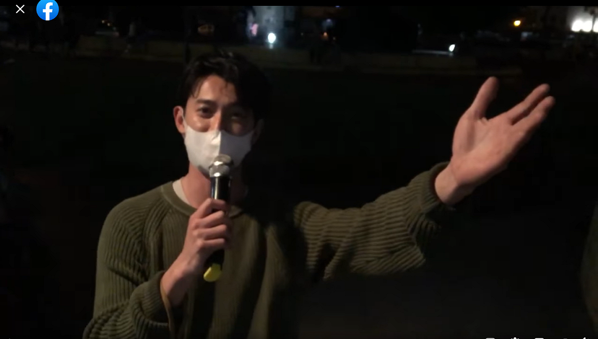 吳慷仁張開手臂與邵雨薇合唱，看起來相當投入。 圖：翻攝自吳慷仁臉書