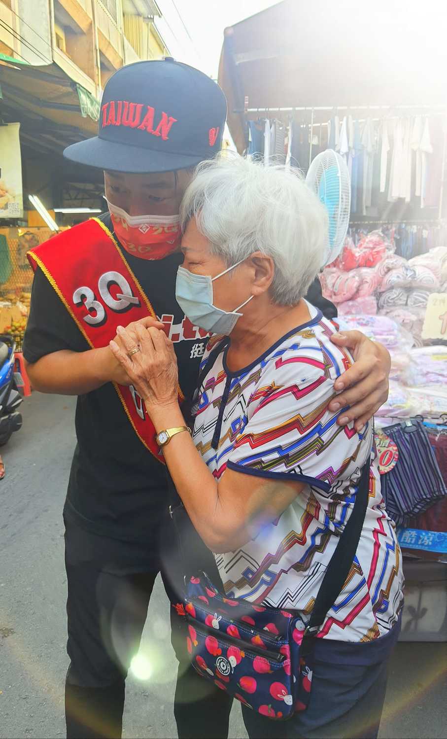 陳柏惟今早也來到選區大肚的自強市場，獲得長輩力挺。 圖：中二小喇叭臉書