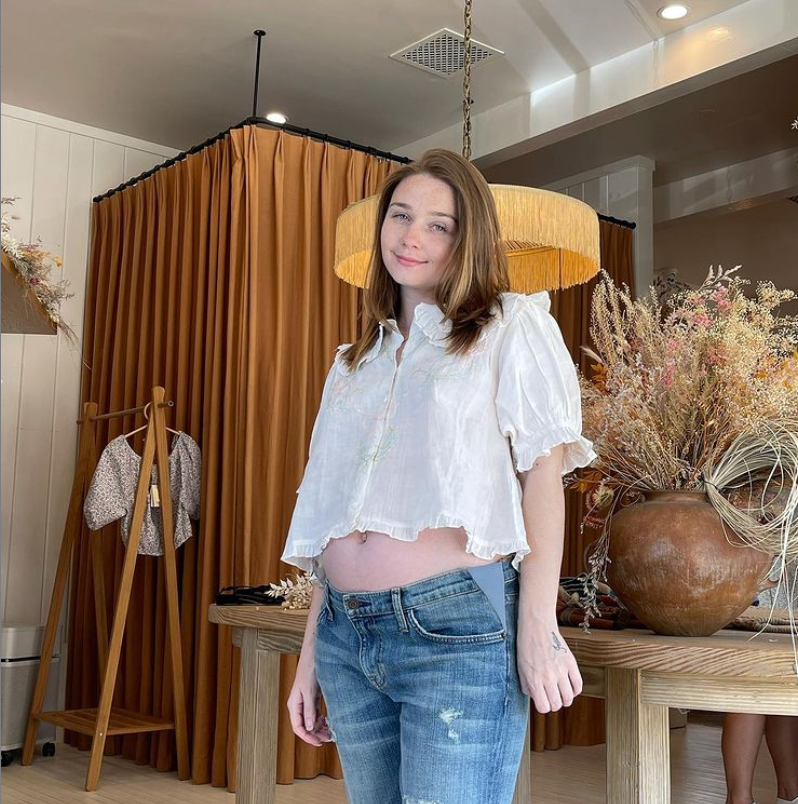 潔西卡巴登(Jessica Barden)近日在IG上公布懷孕的喜訊。 圖：翻攝自IG/jessybarden