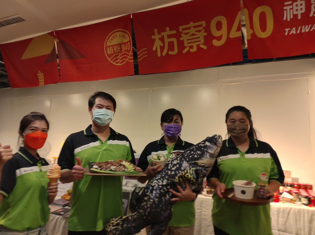 枋寮940領導人芳興莊園陳潔芳說明，枋寮940首次進駐百貨，特別感謝經濟部中小企業處，在疫情期間，輔導實體店從線下走到線上，更在疫情緩和時，輔導從線上走到線下，進駐屏東指標百貨。 圖/枋寮940