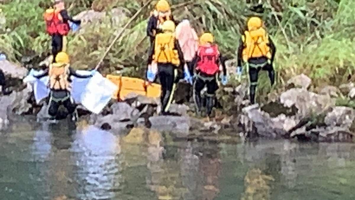 坪林分隊搜救人員今下午3時許在坪安潭對面靠近河道的草叢中發現最後一位失蹤者遺體。 圖：新北市消防局/提供