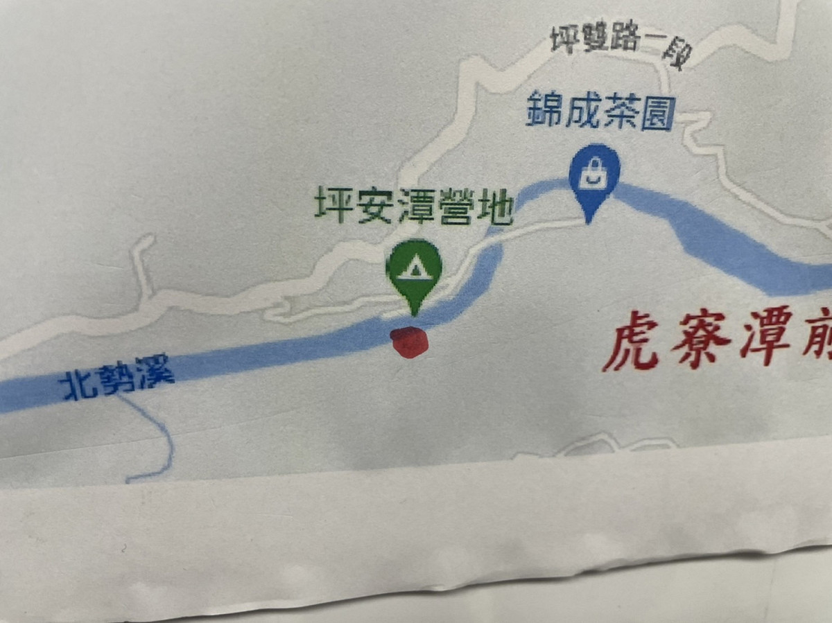 坪林分隊搜救人員今下午3時許在坪安潭對面靠近河道的草叢中發現最後一位失蹤者遺體。 圖：新北市消防局/提供