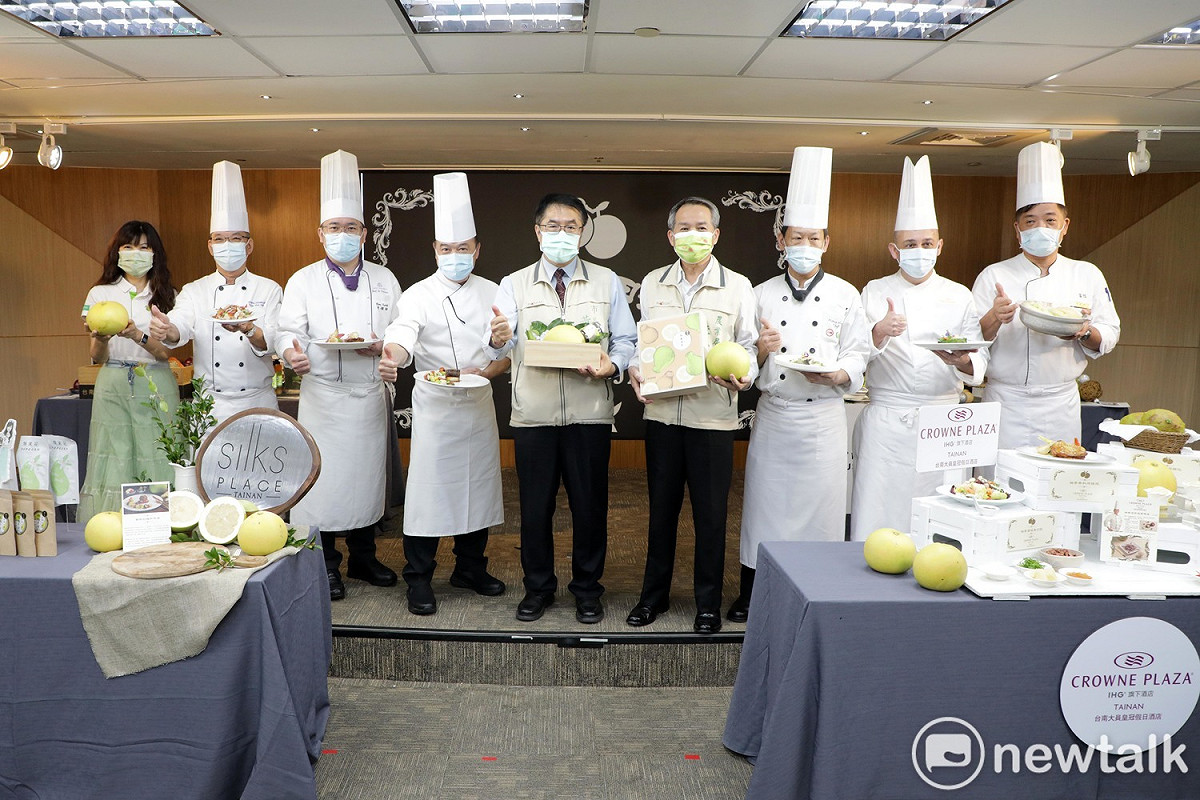 台南市政府農業局媒合6家台南知名飯店，開發多道以白柚為主軸的精緻料理，台南市長黃偉哲今日邀請大家來台南一起「呷柚」。 圖：黃博郎／攝