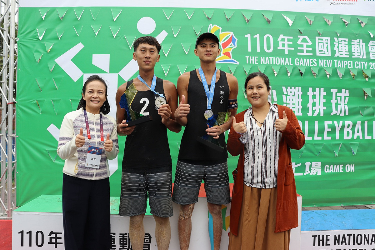 全國運沙灘排球賽事阿美好手吳信賢選手(左二)及隊友謝雅仁(右二)獲男子組亞軍，羅美菁(左一)及宋雨蓁(右一)特別至現場加油打氣。 圖：新北市原民局提供