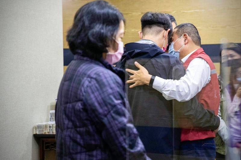 劉姓女童遺體被尋獲後送往北市萬芳醫院，新北市長侯友宜赴醫院慰問女童家屬。 圖：新北市政府提供