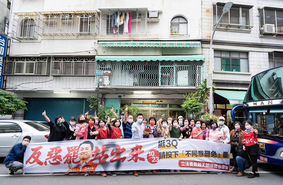 高雄民眾自發包車挺3Q反惡罷。 圖：立委趙天麟服務處提供